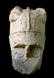 Cabeza de un arquero con casco con cuernos (miles cornutus), de Monte Prama (Cabras), conservado en el Museo Arqueológico Nacional de Cagliari