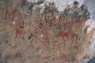 Figuras humanas y animales (pintura rupestre)