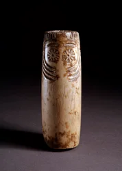 Ídolo como columna. Escultura de marfil, alrededor de 5000 a.C.