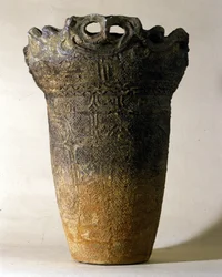 Gran jarrón de terracota del período Jōmon (período prehistórico de Japón). Roma, Museo Nacional de Arte Oriental.