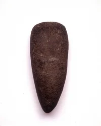 Neolítico. Hacha de piedra. Museo arqueológico de Milán