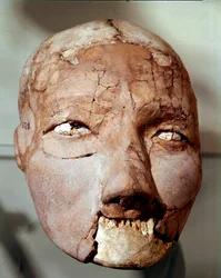 Arte neolítico: cráneo humano de la Edad de Piedra (6000-4000 a. C.). De Jericó, Museo Arqueológico, Amán, Jordania