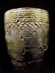 Cerámica con decoración de «dientes de peine», hacia 8000 a. C., del Neolítico, Amsa-dong, Corea. Fotografía, Museo Nacional de Corea, Seúl, República de Corea