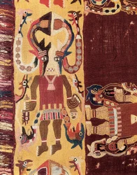 Civilización precolombina: oficiante ceremonial con máscara. 300-100 a.C. Tapiz de Ica en Perú. Museo Nacional de Arqueología de Lima, Perú