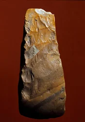 Prehistoria: herramienta tipo chopper de fabricación lítica de Kjokkenmoddinger, Dinamarca. Paleolítico. Verona, Museo Civico di Storia Naturale, Italia