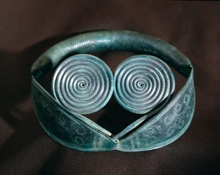 Prehistoria: adorno de cuello de metal decorado con espirales de Halland. Museo Nacional de Antigüedades de Suecia, Estocolmo, Suecia