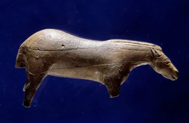 Arte prehistórico (Magdaleniense Medio): escultura en redondo de caballo en marfil de mamut