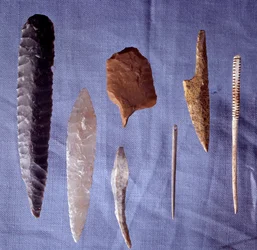 Herramientas prehistóricas: sílex, cuchillo, punta de flecha y aguja