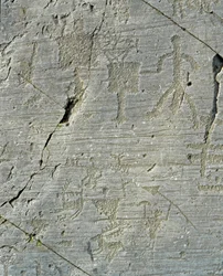 Prehistoria, civilización de los camunos, arte rupestre: una roca funeraria con escenas de caza de ciervos y de la vida cotidiana en una aldea. Periodo entre el Neolítico y la Edad del Bronce. Capo di Ponte, Parco nazionale delle incisioni rupestri di