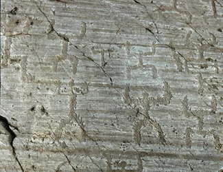 Prehistoria, civilización Camunni, arte rupestre: una roca funeraria de representaciones estilizadas de personajes conocidos como 