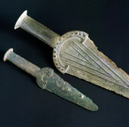 Prehistoria, civilización etrusca: daga de bronce de la Necrópolis San Giovenale (Viterbo), Lacio. Edad de Bronce. Siglo XVII a.C. Roma, Museo Nazionale Preistorico Etnografico Luigi Pigorini