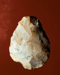 Prehistoria: bifaz de fabricación lítica de tipo Micoquiense. Paleolítico Inferior. Verona, Museo Civico di Storia Naturale, Italia