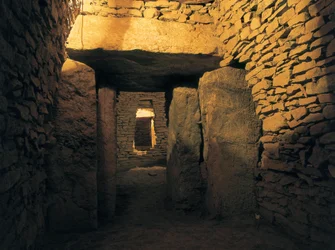 Prehistoria: dolmen de Romeral, enterramiento neolítico (3000 a.C.). España, Andalucía, Antequera.