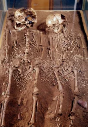 Prehistoria: esqueletos de dos niños. 30000-25000 a. C. De la cueva de Grimaldi. Saint-Germain-en-Laye, Museo de Arqueología Nacional