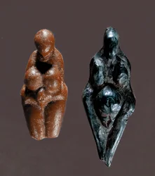 Prehistoria: "Venus de Grimaldi" Figurillas de esteatita amarilla y verde diosas marinas que datan del Paleolítico Superior. Dim. 6 cm