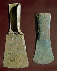 Prehistoria: hacha y punta de lanza de sílex. Civilización de los Apeninos (o Edad del Bronce italiana). 1400-1300 a.C. Perugia, Museo Arqueológico Nacional de Umbría