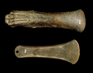 Prehistoria: hachas hechas en Campania. Final de la Edad de Bronce. Avellino, Museo Archeologico Irpino, Italia