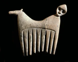 Prehistoria: peine de hueso con cabeza de hombre y caballo de la isla de Gotland. Edad de Piedra. Museo Sueco de Antigüedades Nacionales, Estocolmo, Suecia