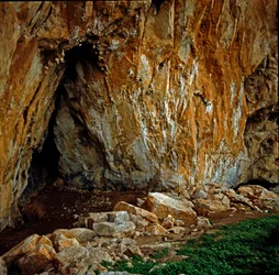 Prehistoria: cueva de la Addaura cerca de Mondello (PA), donde vivieron seres humanos del Paleolítico superior, con grabados rupestres. Monte Pellegrino, Palermo (Palermo), Italia