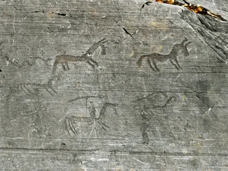 Prehistoria, civilización de los Camunni, arte rupestre: una roca grabada con una escena de caza, un cazador blande una lanza. Periodo entre el Neolítico y la Edad del Bronce. Capo di Ponte, Parque Nacional de los Grabados Rupestres de Naquane