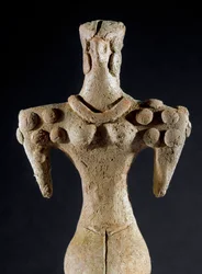 Prehistoria: estatuilla de arcilla de una mujer con hombros cuadrados de Turkmenistán central (región de Kara-Depe). 4000-3700 a.C. Eneolítico, Edad del Cobre. Moscú, Instituto de Arqueología de la Academia Rusa de Ciencias, Rusia