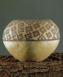 Prehistoria: vaso de arcilla con decoraciones geométricas tipo Anau del sitio de Gheoksjur (Turkmenistán del Sur). 4000-3500 a.C. Eneolítico, Edad del Cobre.