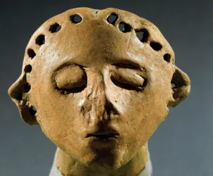 Prehistoria, cultura de Cucuteni-Trypillia (Cucuteni Trypillia o Tripolya): cabeza de estatua de arcilla. 3000 a.C. Neolítico, Edad de Piedra. Kishinev (Chisinau), Instituto Histórico de Ciencias de la República de Moldavia