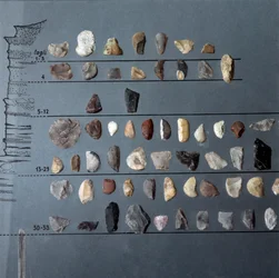 Prehistoria, cultura de Pontiniano: piedras y sílex (producción lítica) de la Cueva de Moscerini, Lacio. Edad de Piedra. Paleolítico Superior. Roma, Museo Nazionale Preistorico Etnografico Luigi Pigorini