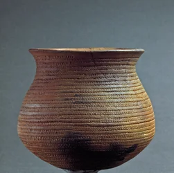 Prehistoria, cultura de Remedello: vaso en forma de campana de la cueva Santa Cristina, Fiesse cerca de Brescia. Edad del Cobre. Eneolítico. 2200 a.C. Roma, Museo Nacional Prehistórico Etnográfico Luigi Pigorini