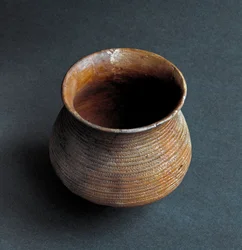 Prehistoria, cultura de Remedello: vaso en forma de campana de la cueva Santa Cristina, Fiesse cerca de Brescia. Edad del Cobre. Eneolítico. 2200 a.C. Roma, Museo Nazionale Preistorico Etnografico Luigi Pigorini
