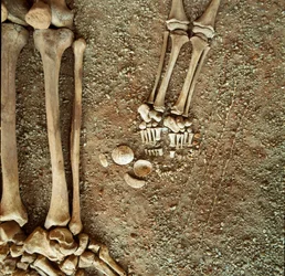Prehistoria: doble sepultura de adultos y niños. Vista detallada del ajuar funerario