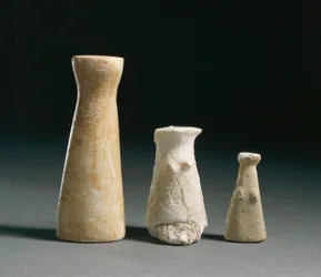 Prehistoria: ídolos femeninos del yacimiento de Los Millares (Almería). España, Madrid, Museo Arqueológico Nacional.