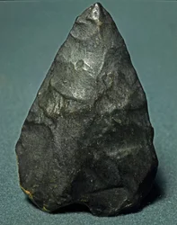 Prehistoria: bifaz amigdaloide de sílex. Paleolítico inferior. Verona, Museo Civico di Storia Naturale, Italia