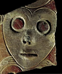Prehistoria: fragmento de jarrón de arcilla decora una máscara de un sitio cerca de Vosnesenovka (Rusia). 3000 a.C., Edad Neolítica. Museo de Arqueología y Etnografía de la Rama Siberiana de la Academia de Ciencias de Rusia, Novosibirsk, Rusia