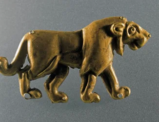 Prehistoria: estatuilla de león en hojas de oro de la tumba de un túmulo (kurgán) de Maikop (Cáucaso). 3000-2500 a.C. Eneolítico, Edad del Cobre. San Petersburgo, Museo del Hermitage, Rusia