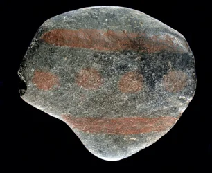 Prehistoria: guijarro pintado de la época aziliana. 9000 a.C. Saint-Germain-en-Laye, Museo Nacional de Arqueología