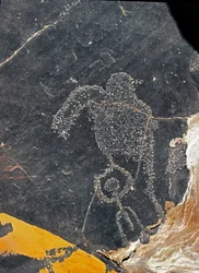 Prehistoria, arte rupestre: roca funeraria con una figura humana. Edad de Piedra 5000-2000 a.C. Taghit, Haut plateau du Hoggar (Ahaggar), Argelia