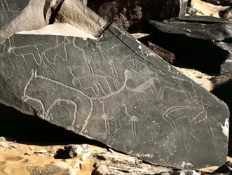 Prehistoria, arte rupestre: roca funeraria que representa leones, antílopes, avestruces y ganado. Edad de Piedra 5000-2000 a.C.