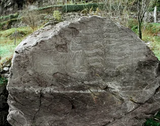 Prehistoria, arte rupestre: roca funeraria con representaciones de ciervos, ganado y puñales, Edad del Cobre, periodo eneolítico (calcolítico), roca n.º 1, Cemmo (Brescia), Parco archeologico nazionale dei Massi di Cemmo, Italia