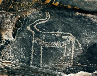 Prehistoria, arte rupestre: roca funeraria con representación de un antílope