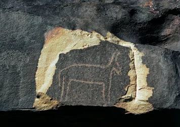 Prehistoria, arte rupestre: roca funeraria de la representación de un antílope. Edad de Piedra 5000-2000 a.C.