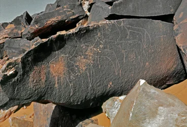 Prehistoria, arte rupestre: roca funeraria con representación de ganado