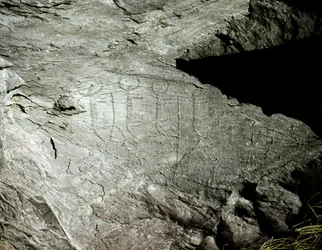 Prehistoria, arte rupestre: representaciones grabadas en la roca de dos parejas de bueyes tirando de un carro. Edad del Cobre. Periodo eneolítico (calcolítico). Roca n.º 2. Cemmo (Brescia), Parque Arqueológico Nacional de los Peñascos de Cemmo, Italia