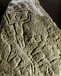 Prehistoria, arte rupestre: petroglifo (grafiti sobre piedra), grabado de una escena de caza, neolítico, Edad de Piedra