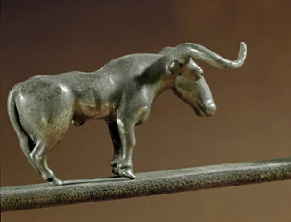 Prehistoria: estatua de toro de plata de la tumba de Maikop (Cáucaso). 3000-2500 a.C. Eneolítico, Edad del Cobre. San Petersburgo, Museo del Hermitage, Rusia