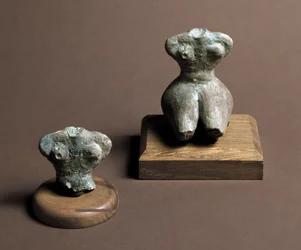 Prehistoria: pequeño ídolo (izquierda) que data del Neolítico Medio. Reconstrucción a la derecha. De la Caverna Delle Arene en Candide (Liguria). Pegli, Museo Villa Pallavicini