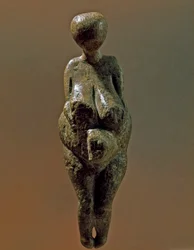 Prehistoria: estatua de mujer gravetiense del sitio de Kostenki (Óblast de Vorónezh). 30000-25000 a.C. Paleolítico Superior, Edad de Piedra. San Petersburgo, Museo de Antropología y Etnografía Pedro el Grande, Rusia