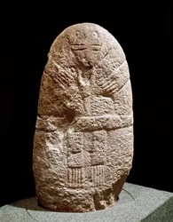 Prehistoria: estatuilla menhir. Edad de Piedra, neolítico. Saint Germain en Laye, Museo de Antigüedades Nacionales