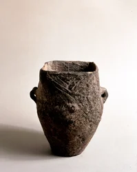 Prehistoria: jarrón de terracota con apertura cuadrada de la era neolítica de la Caverna Delle Arene en Candide (Liguria). Pegli, Museo Villa Pallavicini
