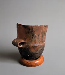 Prehistoria: jarrón de terracota con apertura cuadrada de la edad neolítica de la Caverna Della Pollera (Liguria). Pegli, Museo Villa Pallavicini